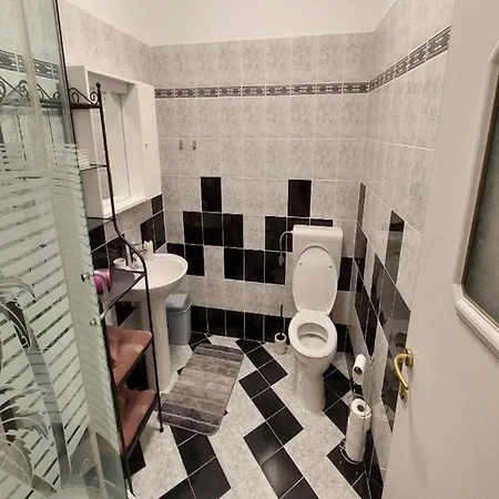 4 Colors Rooms, Pensiune Cres