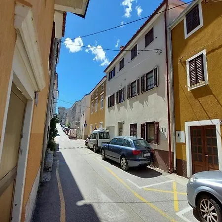 4 Colors Rooms, Pensiune Cres