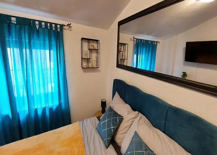 4 Colors Rooms, Πανσιόν