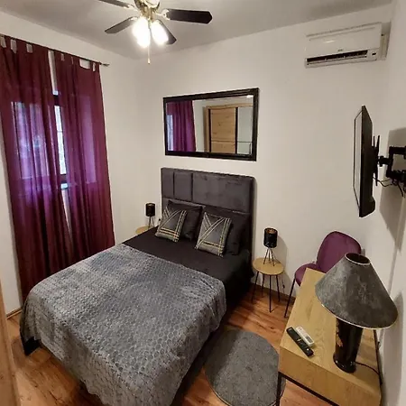 4 Colors Rooms, Cres